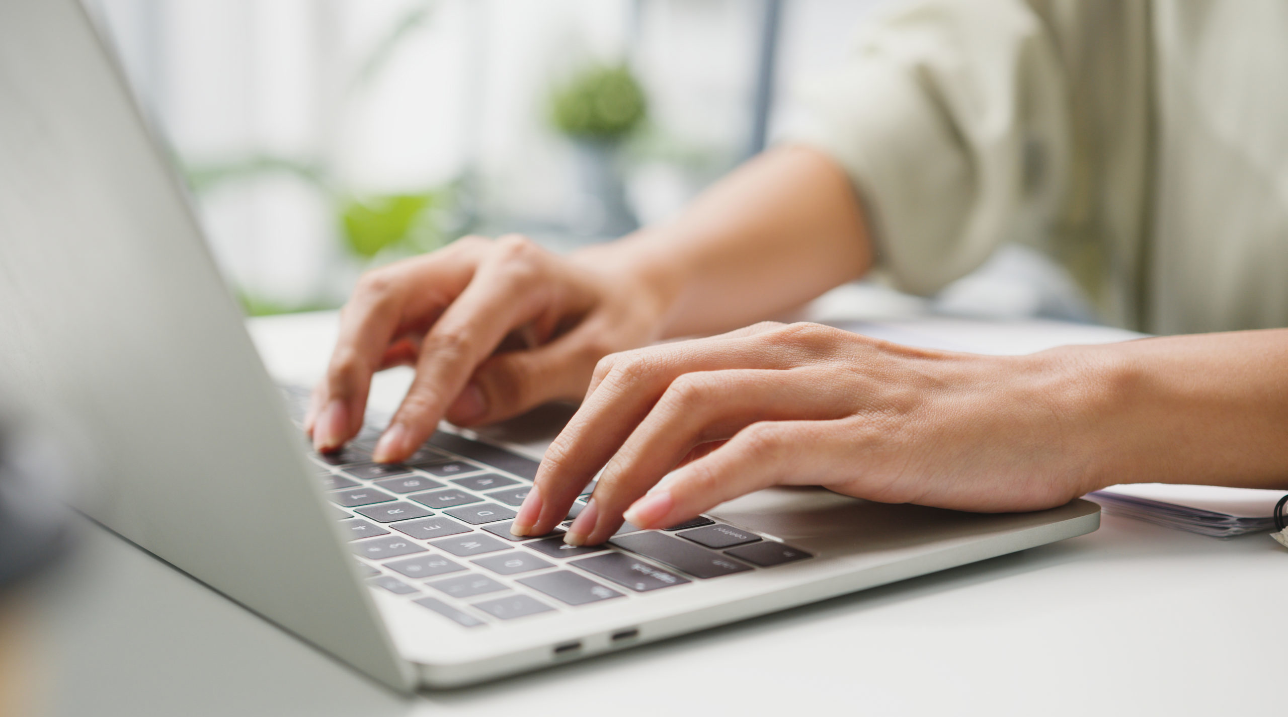 Image de Tirachardz sur FreepikFreelance young Asia businesswoman casual wear using laptop working in living room at home. Working from home, remotely work, self isolation, social distancing, quarantine for corona virus prevention.