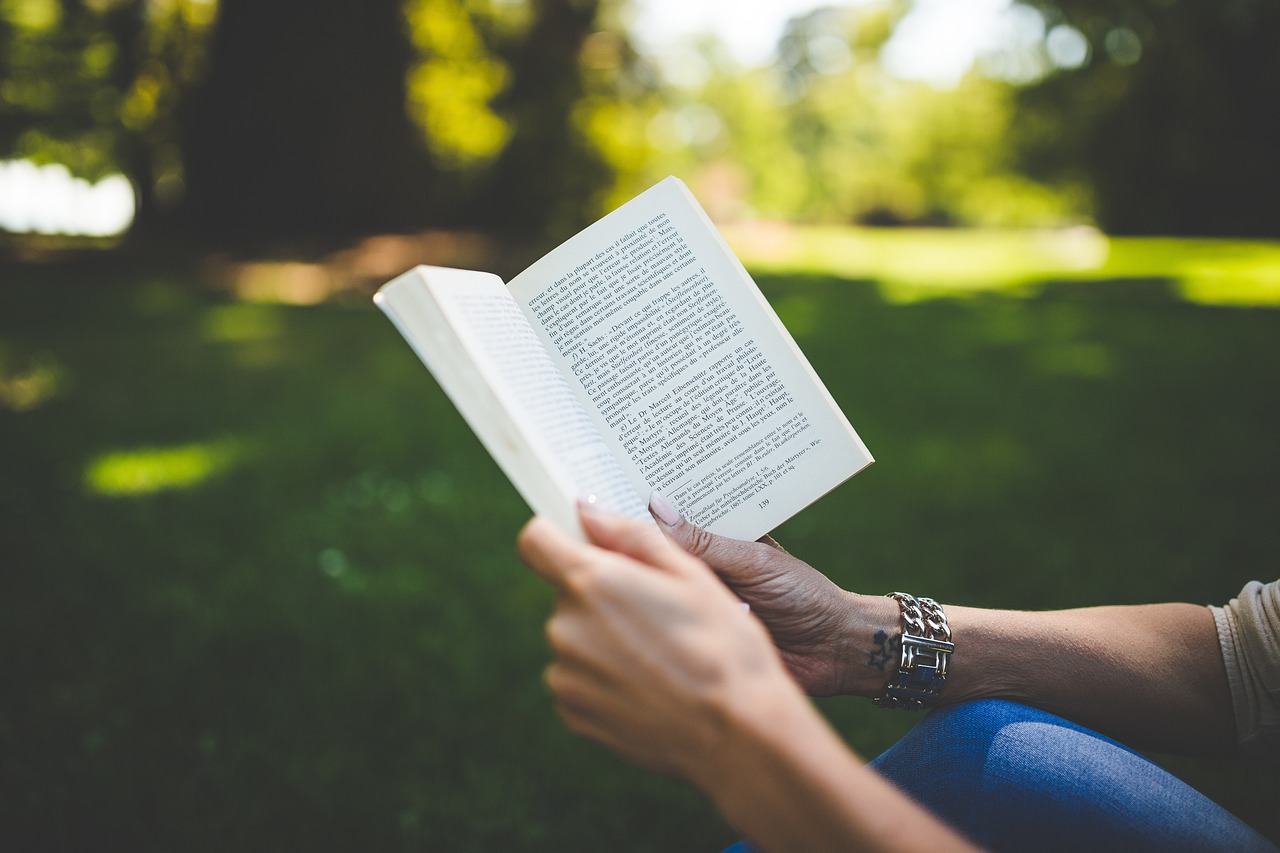 lecture dans la pelouse
